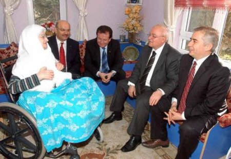Denizli Valisi Erkmen Huzurevi, Çocuk Yuvası Ve Karakol Sakinlerinin Yeni Yılını Kutladı