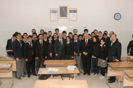 Denizli Valisi Erkmen Karne Dağıttı