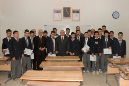 Denizli Valisi Erkmen Karne Dağıttı