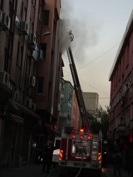 Denizli’de çıkan yangında 5 kişi kurtarıldı