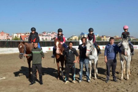 Denizli’de çocuklar ata sporu biniciliği öğreniyor
