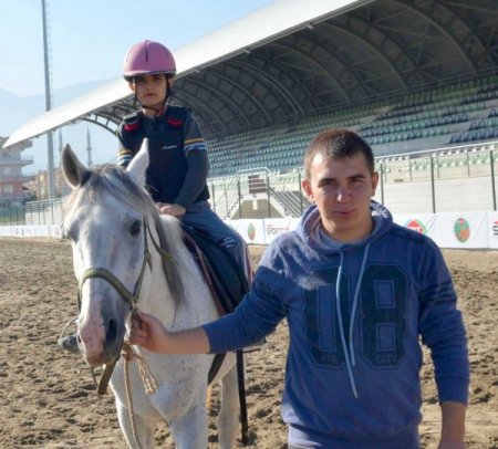 Denizli’de çocuklar ata sporu biniciliği öğreniyor