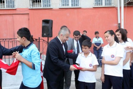 Denizli’de Cumhuriyet Bayramı için Türk bayrağı dağıtılıyor