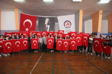 Denizli’de Cumhuriyet Bayramı için Türk bayrağı dağıtılıyor