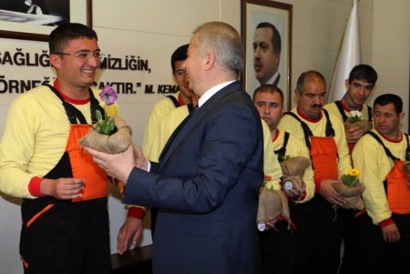 Denizli’de engellilerin yetiştirdiği çiçekler caddeleri süsleyecek