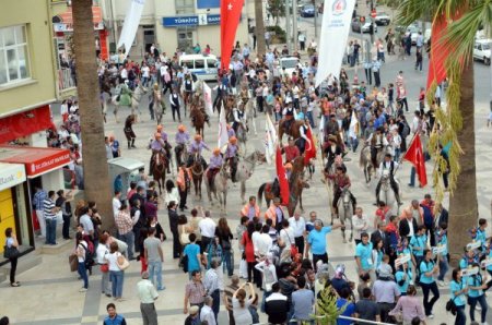 Denizli'de Geleneksel Sporlar Festivali'nin kortej yürüyüşü yapıldı