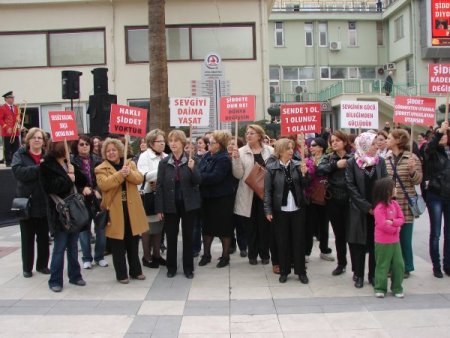 Denizli’de kadınlar, şiddeti bando eşliğinde oynayarak protesto etti