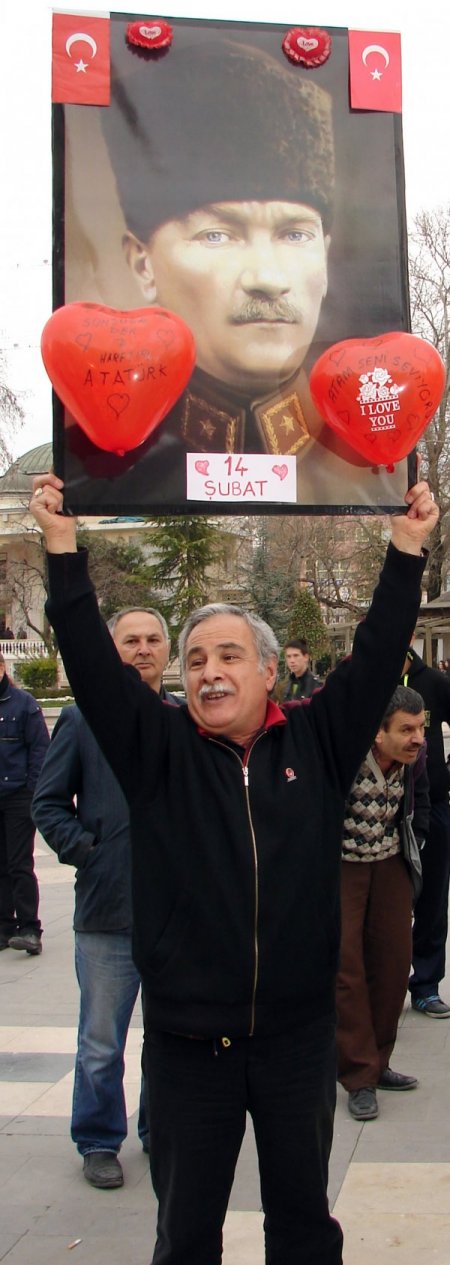 Denizli’de kadınlar, şiddeti bando eşliğinde oynayarak protesto etti