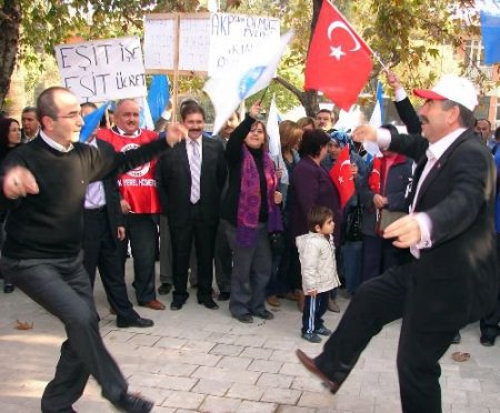 Denizli'de Kamu-sen Üyeleri İş Bırakıp Zeybek Oynadı