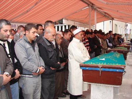Denizli'de Kazada Ölen 5 Kişi Toprağa Verildi