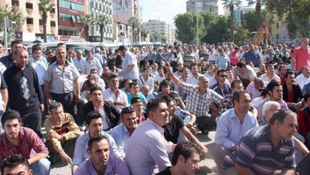 Denizli'de minibüs şoförleri, metrobüslere ayrılan yolu protesto etti