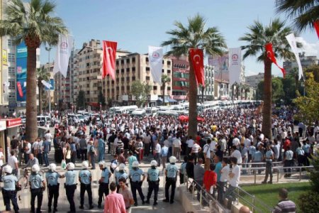 Denizli'de minibüs şoförleri, metrobüslere ayrılan yolu protesto etti