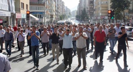 Denizli'de minibüs şoförleri, metrobüslere ayrılan yolu protesto etti
