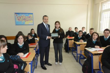 Denizli'de öğrencilere tablet bilgisayar dağıtıldı