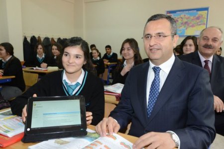 Denizli'de öğrencilere tablet bilgisayar dağıtıldı