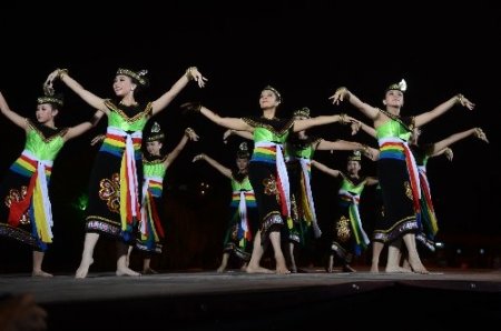 Denizli’de Uluslararası Halk Dansları Festivali devam ediyor