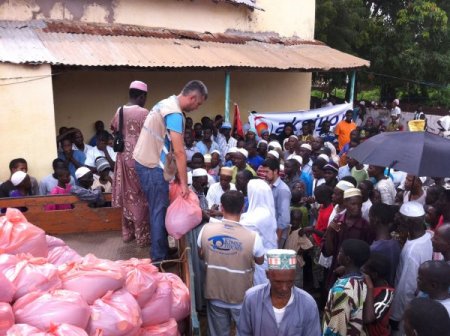Denizlili Memurlar Gine Bissau Fakirlerine Kumanya Dağıttı