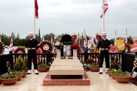 Denktaş, mezarı başında anıldı