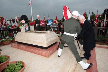 Denktaş, mezarı başında anıldı