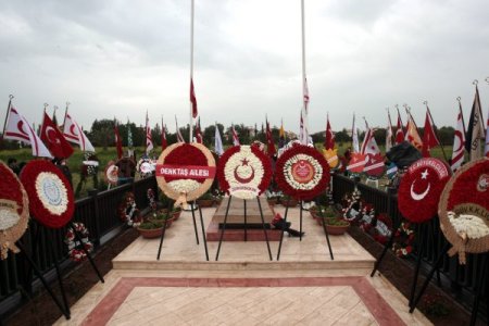 Denktaş, mezarı başında anıldı