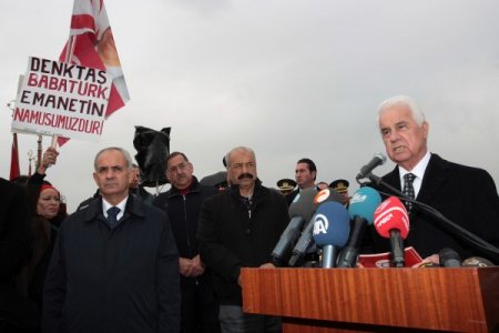 Denktaş, mezarı başında anıldı