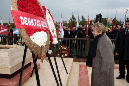 Denktaş, mezarı başında anıldı