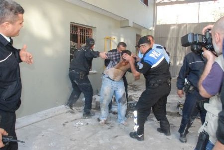 Depoya Saklanan Gaspçı Genç Polise Zor Anlar Yaşattı