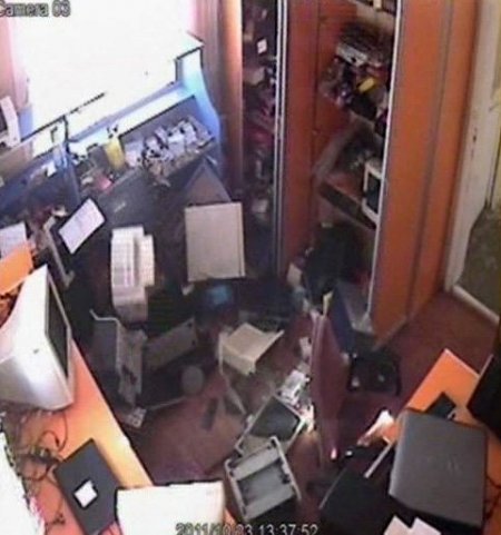 Deprem Anı, Güvenlik Kamerasına Yansıdı