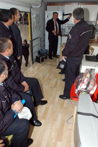 Deprem Eğitim Tır'ınde Vatandaşlara Eğitim Veriliyor
