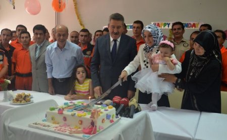 Deprem enkazından çıkarılan Azra bebeğin doğum günü kutlandı