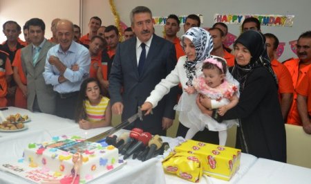 Deprem enkazından çıkarılan Azra bebeğin doğum günü kutlandı