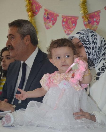 Deprem enkazından çıkarılan Azra bebeğin doğum günü kutlandı