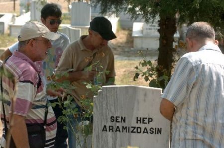 Deprem Mezarlığında Gözyaşları Sel Oldu