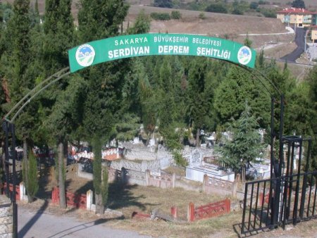 Deprem Şehitliği’nin İçler Acısı Hali Yürek Burkuyor