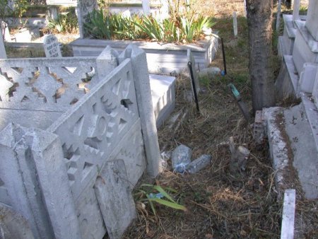 Deprem Şehitliği’nin İçler Acısı Hali Yürek Burkuyor