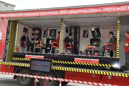 Deprem simülatörü ile vatandaşa uygulamalı eğitim