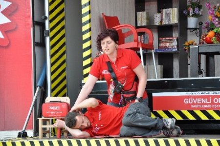 Deprem simülatörü ile vatandaşa uygulamalı eğitim