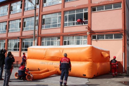 Deprem tatbikatı öğrencilerden tam not aldı