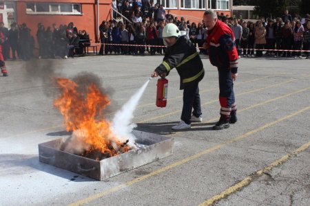 Deprem tatbikatı öğrencilerden tam not aldı
