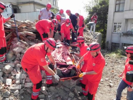 Deprem tatbikatında 2 yaralı enkazdan çıkarıldı