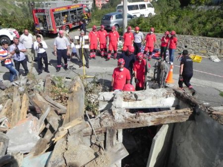 Deprem tatbikatında 2 yaralı enkazdan çıkarıldı