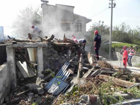 Deprem tatbikatında 2 yaralı enkazdan çıkarıldı