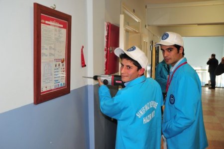 Depremde öğrenciler devrilen eşyalardan zarar görmeyecek