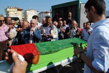 Depremde Ölen Zehra Öğretmen, Gelinlik Giyemeden Toprağa Verildi