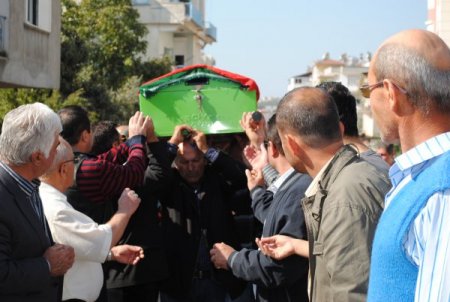 Depremde Ölen Zehra Öğretmen, Gelinlik Giyemeden Toprağa Verildi