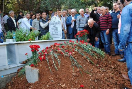 Depremde Ölen Zehra Öğretmen, Gelinlik Giyemeden Toprağa Verildi