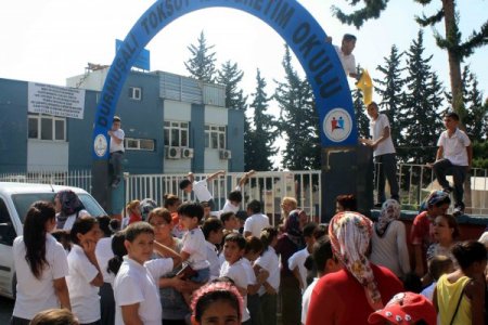 Depreme dayanıklı olmadığı için boşaltılan okulun öğrencileri eylem yaptı