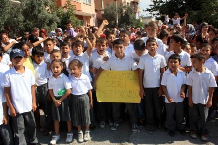 Depreme dayanıklı olmadığı için boşaltılan okulun öğrencileri eylem yaptı