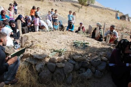 Depremin Simgesi Keko, Bayram Öncesi Annesinin Mezarını Ziyaret Etti