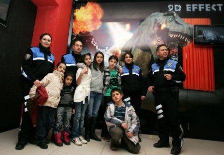 Depremzede Çocuklara Polis Morali